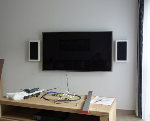 Samsung TV, DLS Wandlautsprecher, Yamaha AV Receiver, Schwenkbare Wandhalterung