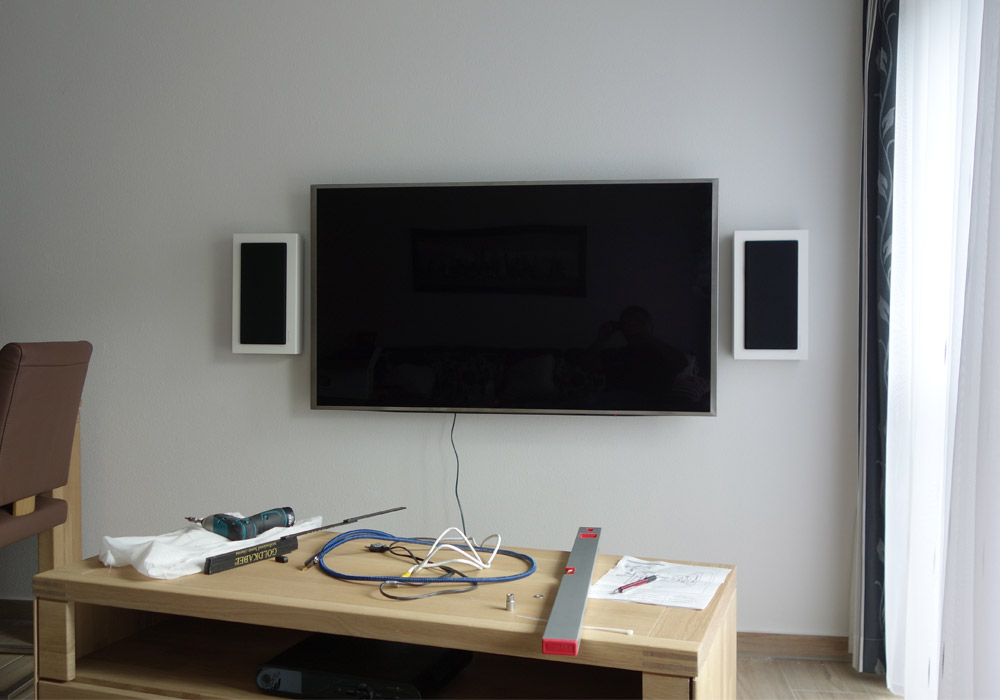 Samsung TV, DLS Wandlautsprecher, Yamaha AV Receiver, Schwenkbare Wandhalterung