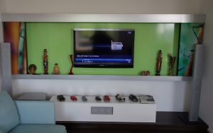 TV Wand mit verstecktem Technisat Fernseher und Yamaha AV Receiver