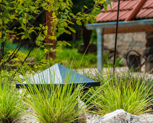 Gartenlautsprecher im Beet