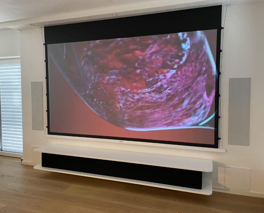 Heimkino Installation in München mit Projektor und Surround-System