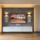 Wohnraumkino München mit TV-Wand und integrierten Lautsprechern