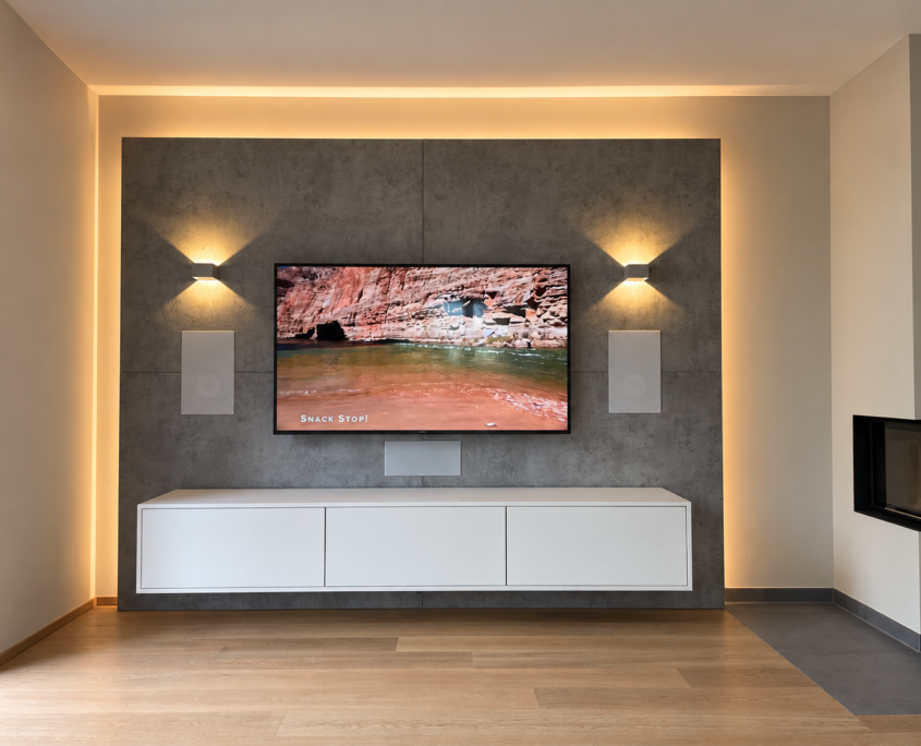Wohnraumkino München mit TV-Wand und integrierten Lautsprechern